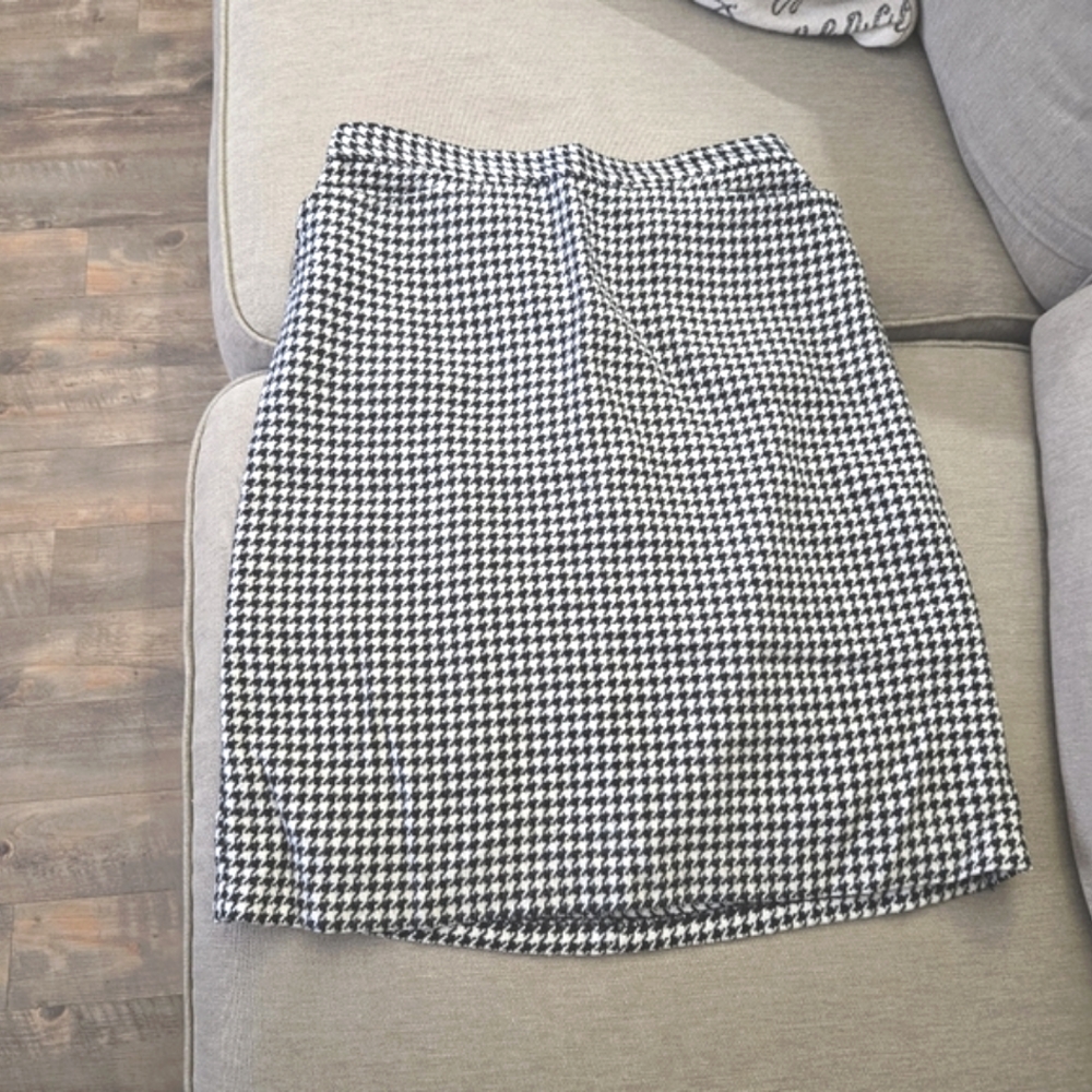 Vintage houndstooth black white wool pencil skirt